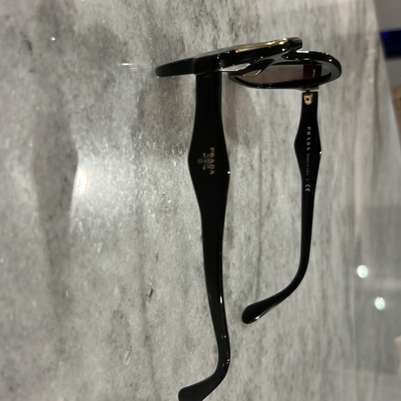 Prada sunglass - Picture 2 of 2